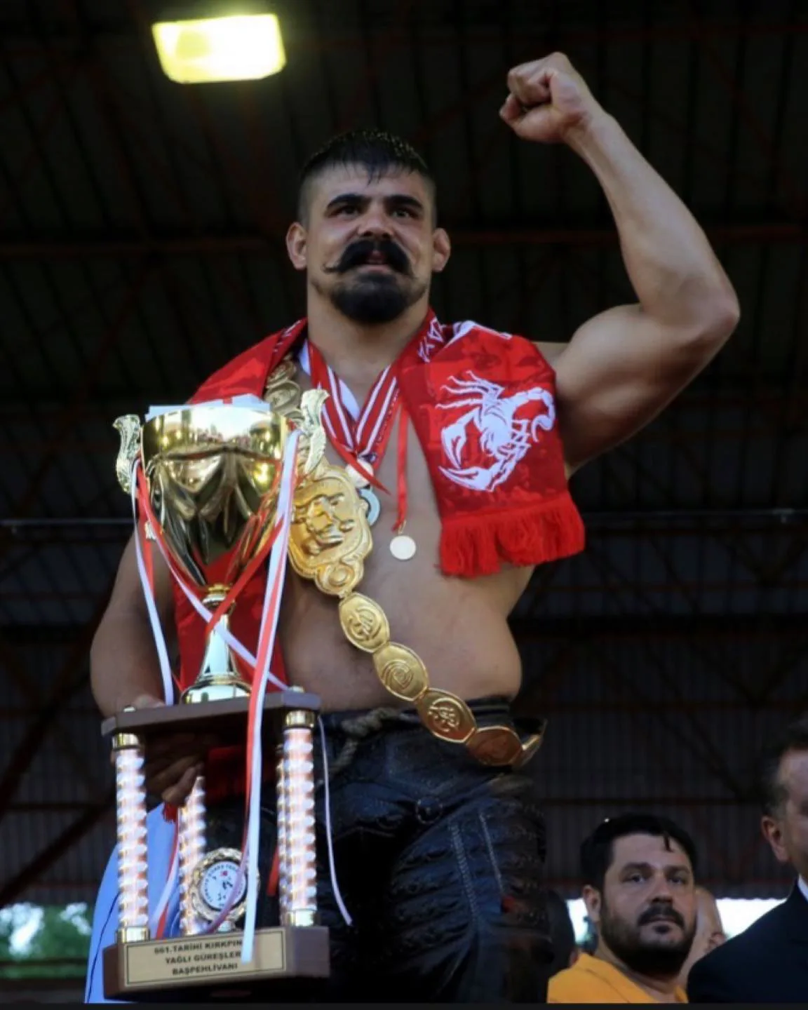 Podyumda kupasıyla