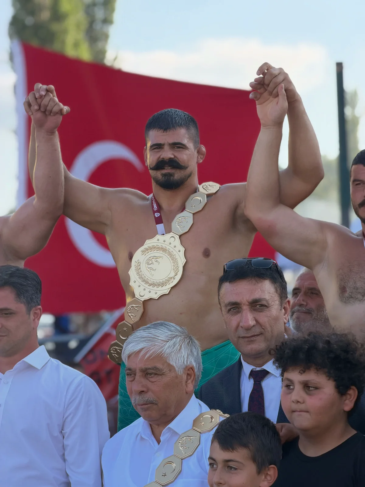 Kemer ve bayrakla zafer